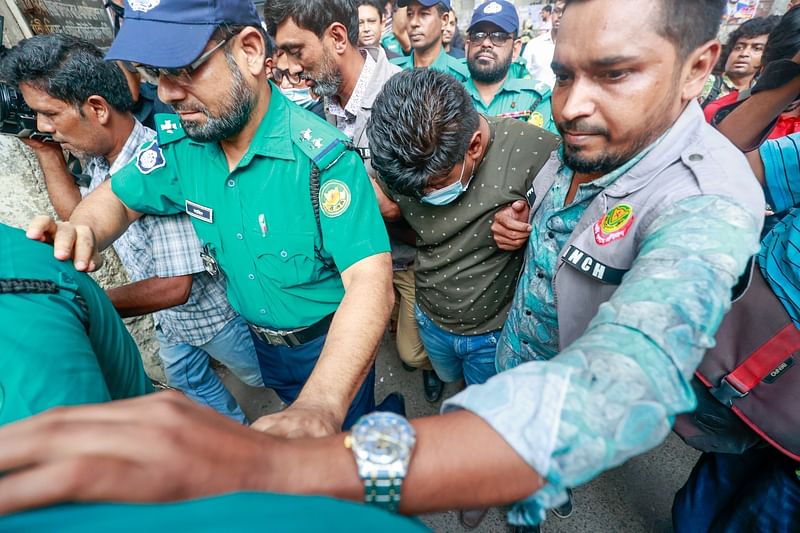 তানভীর ভূঁইয়া। সিএমএম আদালতে নেওয়ার সময় ছবিটি তোলা